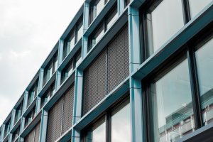 Malgré le télétravail et maintenant l'IA, le marché des surfaces de bureau résiste
